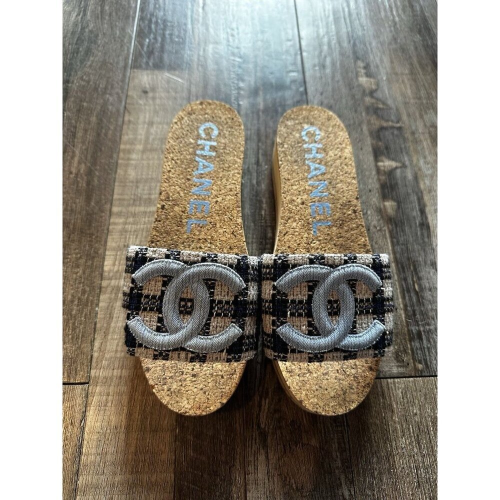 Chanel Tweed Mixed Fibers Cork CC Mule Sandal Navy Blue White Size 38 - Picture 2 of 13